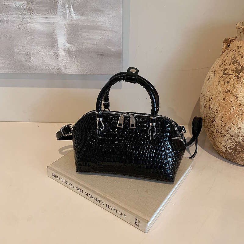 Advanced women's spicy girl style retro snake pattern hand-held shell temperament commuting single shoulder crossbody bag 2024 new casual versati