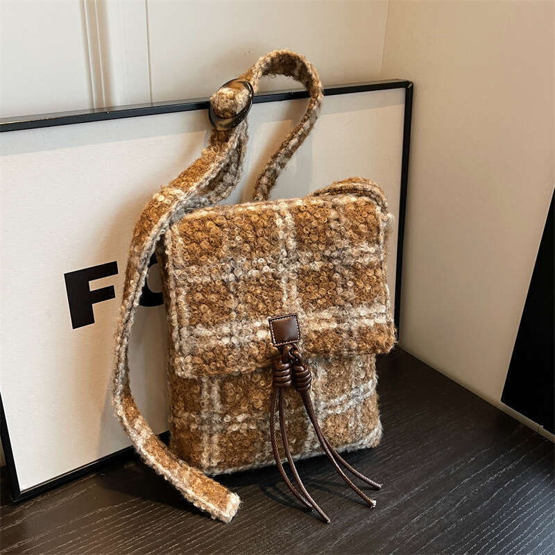 Small niche high-end handbag for women, trendy internet celebrity plaid commuting armpit Korean version artistic single shoulder crossbody bag, 2024 n