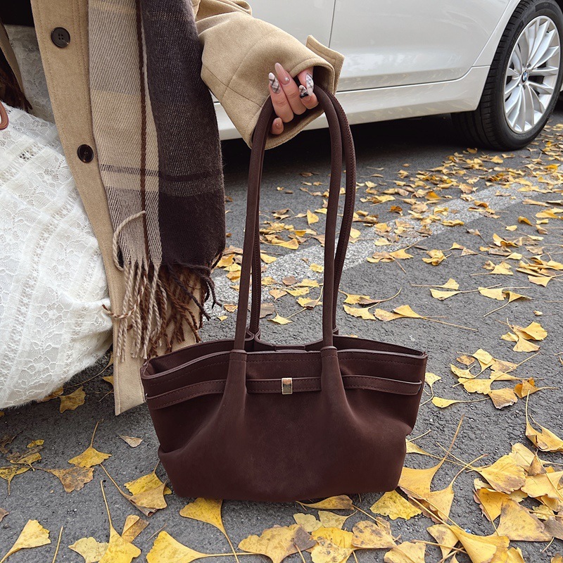 New Best-selling Outdoor Leisure Designer Velvet Bread 2025 New Commuting Large Capacity Shoulder Bag Frosted Leather Bag