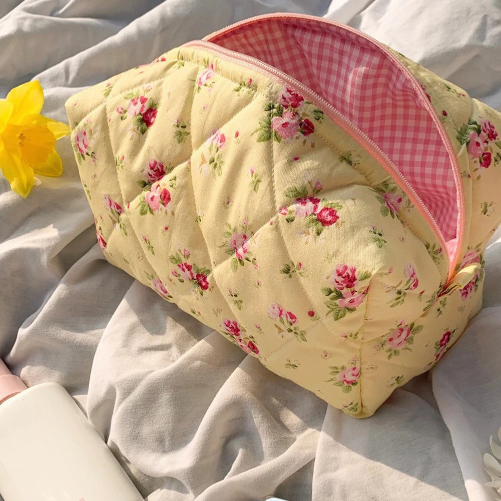 Cute floral travel makeup bag with zipper quilted makeup organizer storage bag womens and girls makeup organizer 241212