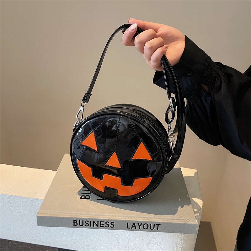 Small niche design, funny pumpkin personalized women's Halloween skeleton crossbody makeup bag, 2024 versatile temperament, new trendy clothing i