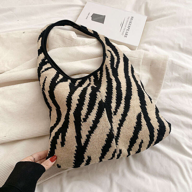 Internet celebrity niche artistic knitted for women lightweight and large capacity single shoulder armpit commuting bag wholesale 2024 temperament ver