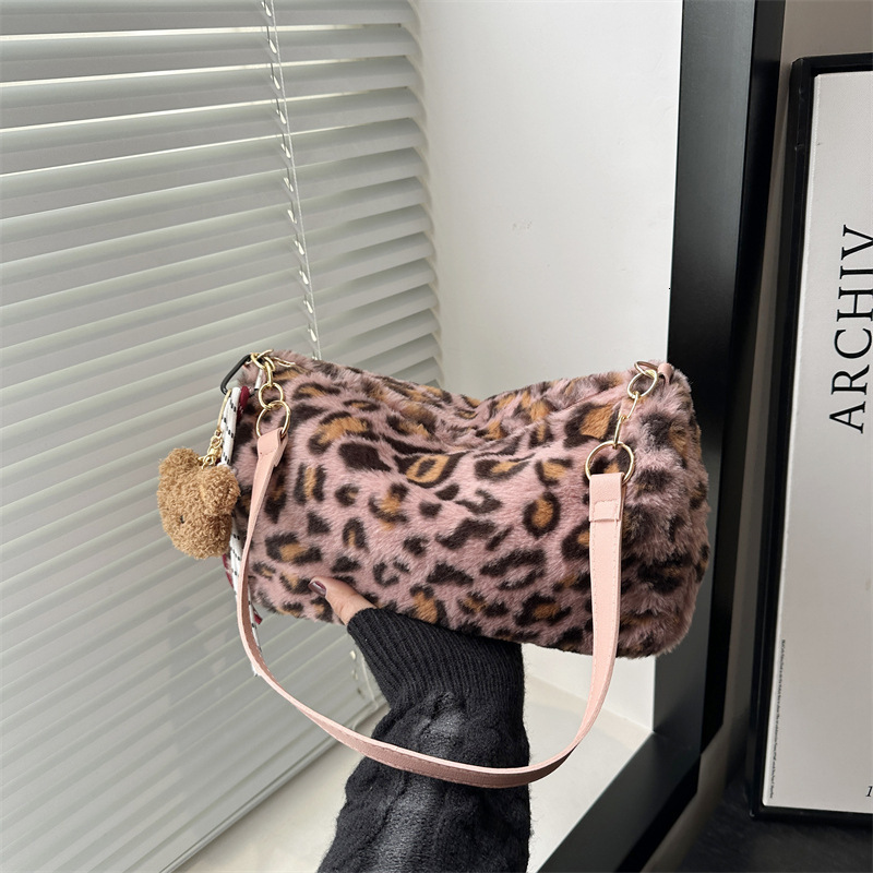 Minimalist Large Capacity 2024 New Trendy and Fashionable Leopard Pattern Tote Atmospheric Plush Shoulder Women's Bag