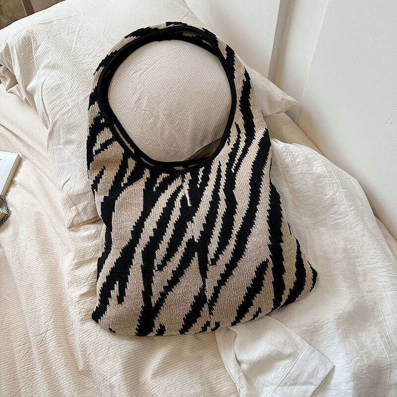 Internet celebrity niche artistic knitted for women lightweight and large capacity single shoulder armpit commuting bag wholesale 2024 temperament ver