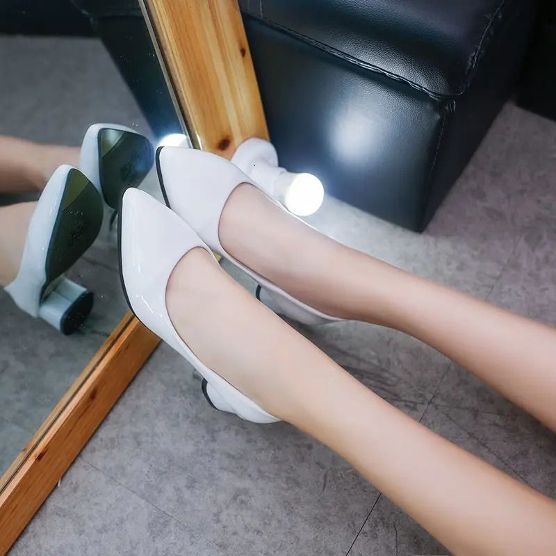 Spring and Autumn Seasonal Highlights Shallow Mouth Single Shoes Soft Leather Professional Retro Edition High Heels Womens Shoes 241213
