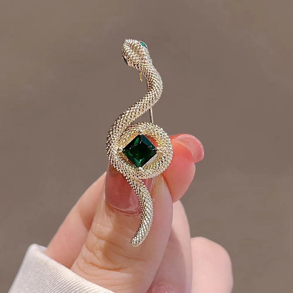 2color green purple crystal snake brooch alloy animal lapel pin womens party casual badge jewelry 241210