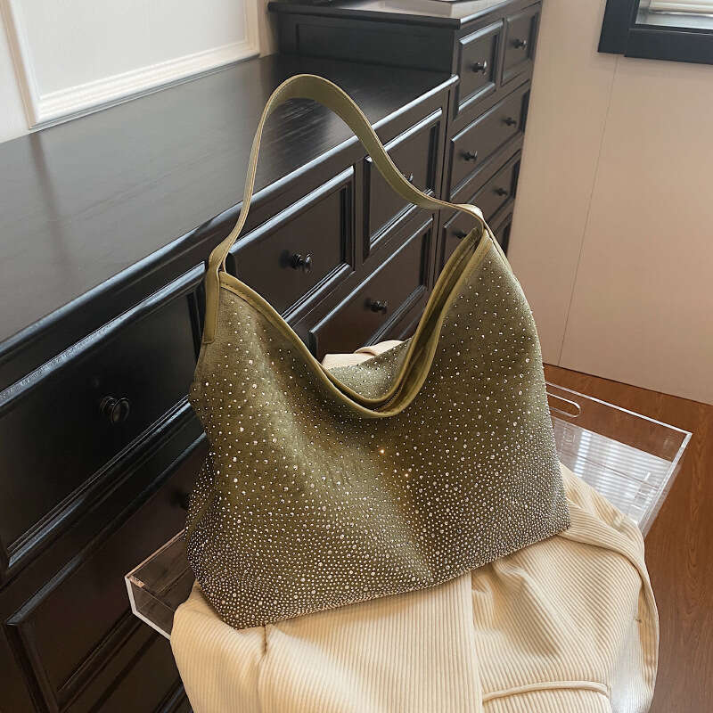 Small niche studded bright dia commuting shoulder bag, style versatile, large capacity spicy girl handbag, 2024 versatile style, new trendy clothing i