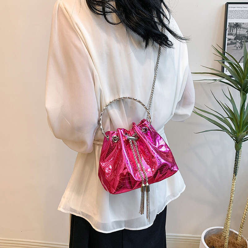 Internet celebrity super hot draw with bucket women's unique bright face spicy girl handbag, evening wear high-end sense, single shoulder crossbo