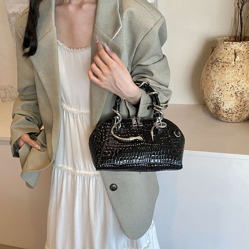 Advanced women's spicy girl style retro snake pattern hand-held shell temperament commuting single shoulder crossbody bag 2024 new casual versati