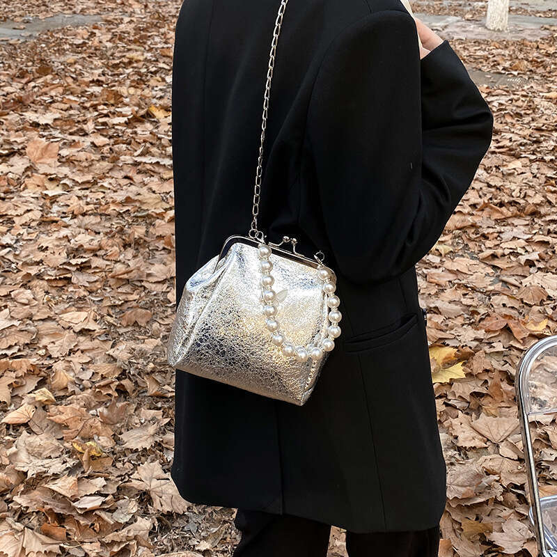 Pearl chain crossbody women's stylish single shoulder small square internet famous hand-held dinner bag, 2024 new casual versatile fashion clothi