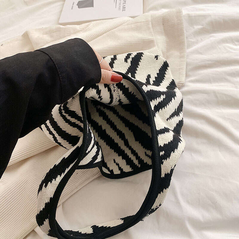 Internet celebrity niche artistic knitted for women lightweight and large capacity single shoulder armpit commuting bag wholesale 2024 temperament ver