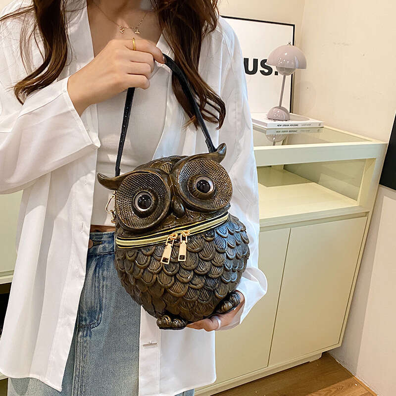 Texture niche crossbody women's Instagram personalized handbag, shoulder owl shaped relief box bag, 2024 new casual versatile fashion clothing