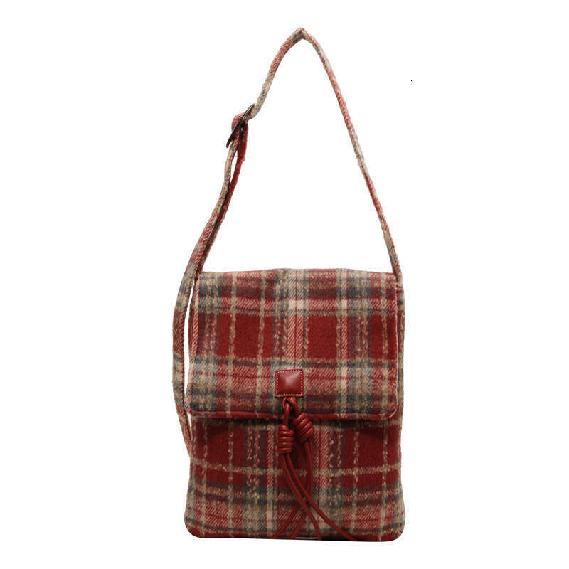 Small niche high-end handbag for women, trendy internet celebrity plaid commuting armpit Korean version artistic single shoulder crossbody bag, 2024 n