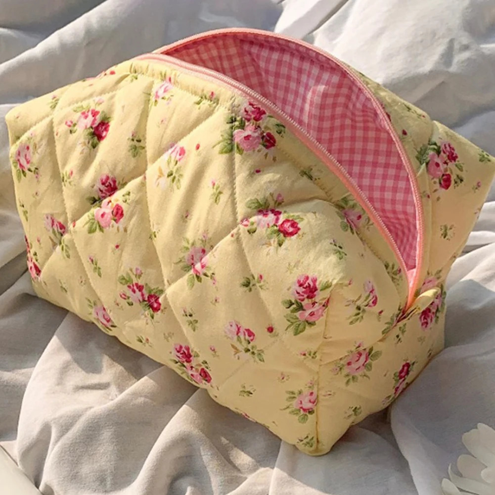 Cute floral travel makeup bag with zipper quilted makeup organizer storage bag womens and girls makeup organizer 241212