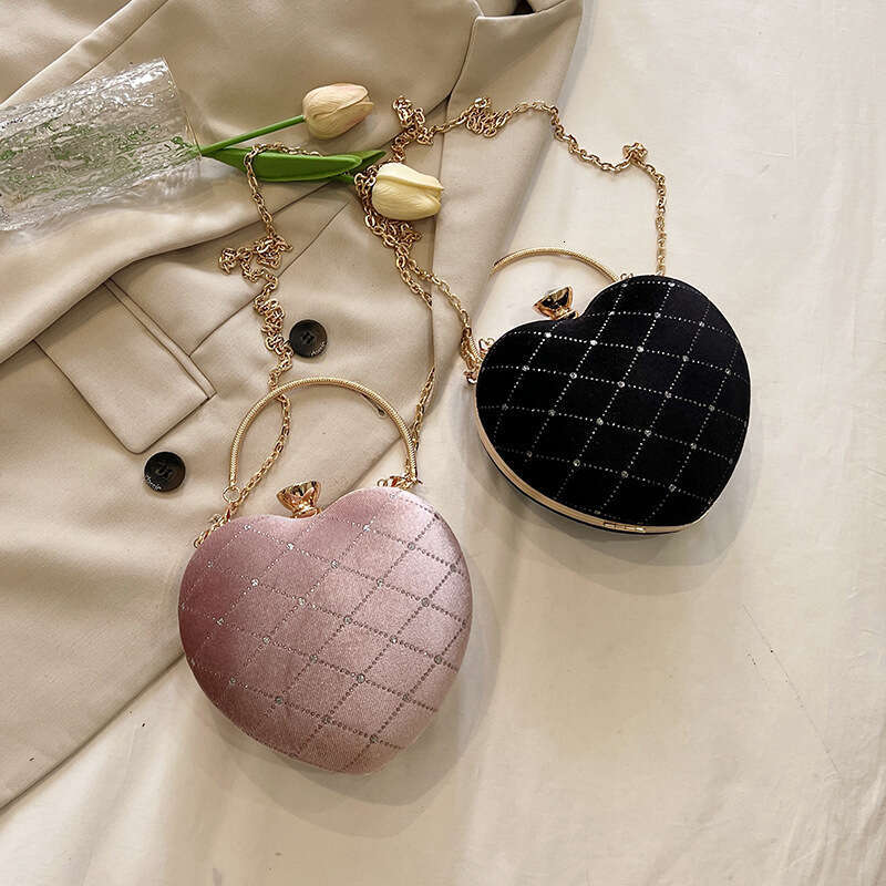 Unique small bag for women, super popular hand-held heart-shaped niche single shoulder crossbody chain bag, 2024 new casual versatile fashion clothing