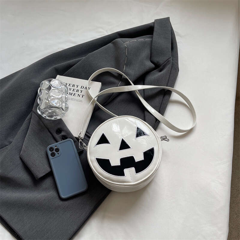 Small niche design, funny pumpkin personalized women's Halloween skeleton crossbody makeup bag, 2024 versatile temperament, new trendy clothing i