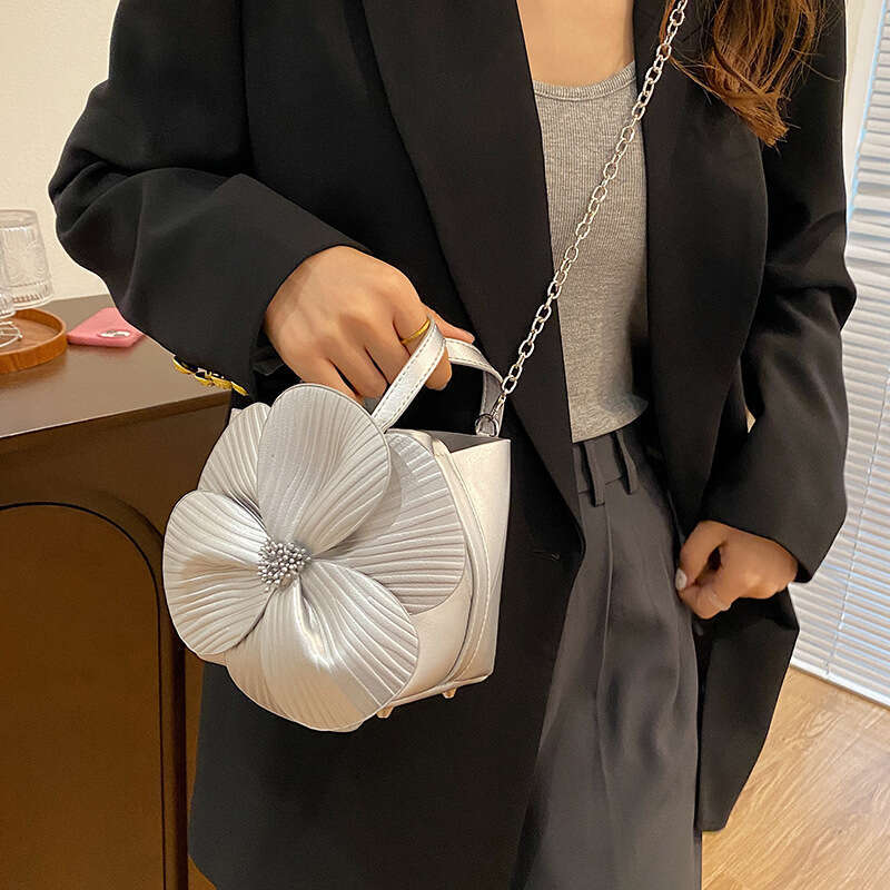 Cute small women's high-end feeg, three-dimensional wer hand-held bucket socialite banquet basket, crossbody bag, 2024 new casual versatile fashi