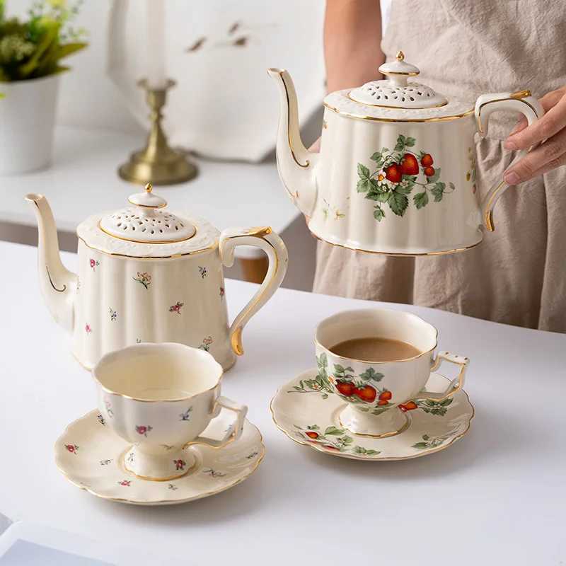 High end retro coffee cup set ceramic European gold French restaurant afternoon tea kettle board strawberry Y241214