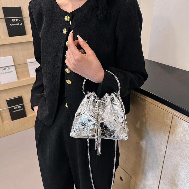 Internet celebrity super hot draw with bucket women's unique bright face spicy girl handbag, evening wear high-end sense, single shoulder crossbo