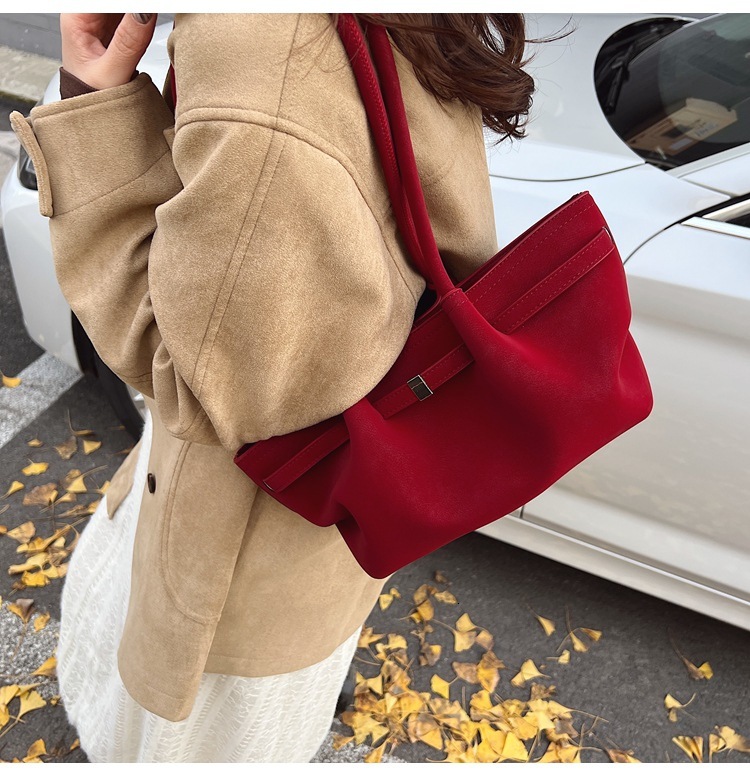 New Best-selling Outdoor Leisure Designer Velvet Bread 2025 New Commuting Large Capacity Shoulder Bag Frosted Leather Bag