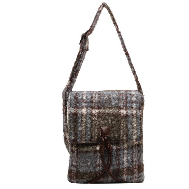 Small niche high-end handbag for women, trendy internet celebrity plaid commuting armpit Korean version artistic single shoulder crossbody bag, 2024 n