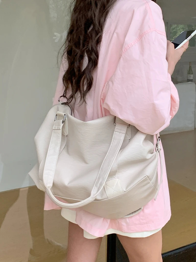 Vintage large capacity womens messenger bag simple womens travel shoulder bag soft PU leather womens handbag large handbag 241213