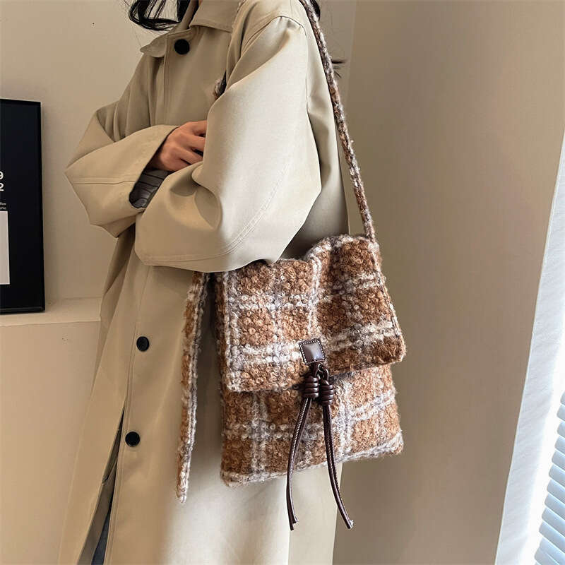 Small niche high-end handbag for women, trendy internet celebrity plaid commuting armpit Korean version artistic single shoulder crossbody bag, 2024 n