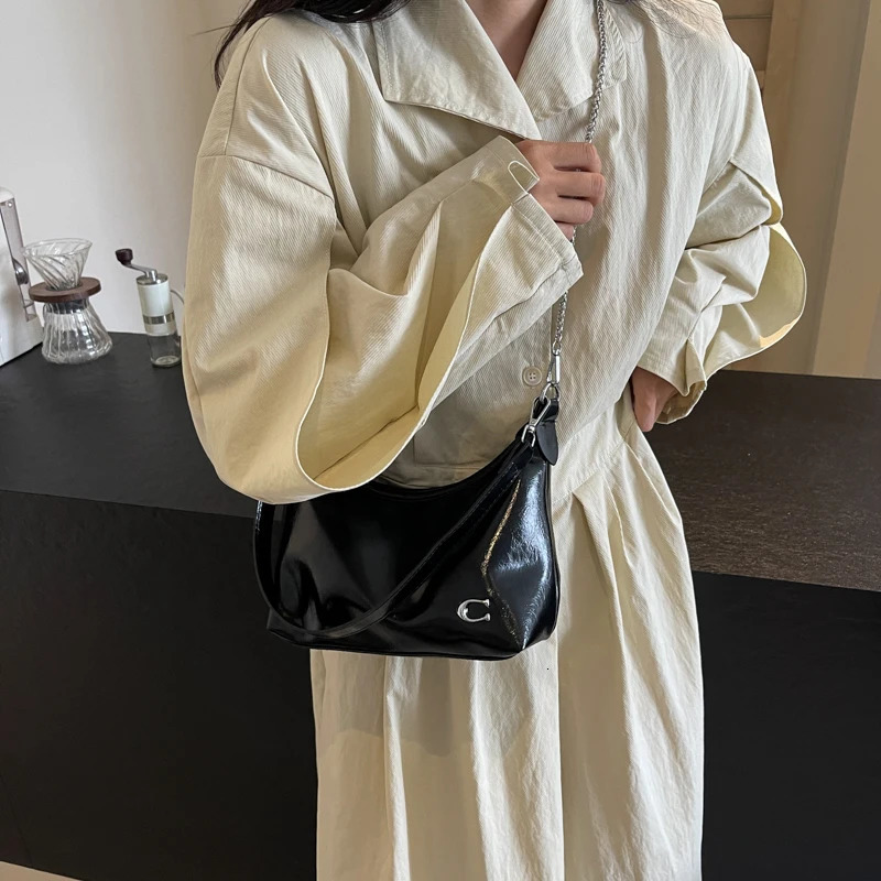 Womens PU Fashion Shoulder Bag Large Capacity Fashion Messenger Bag Zipper Closed Chain Sling Bag Adjustable Shoulder Strap Fashion Stray Bag 241213