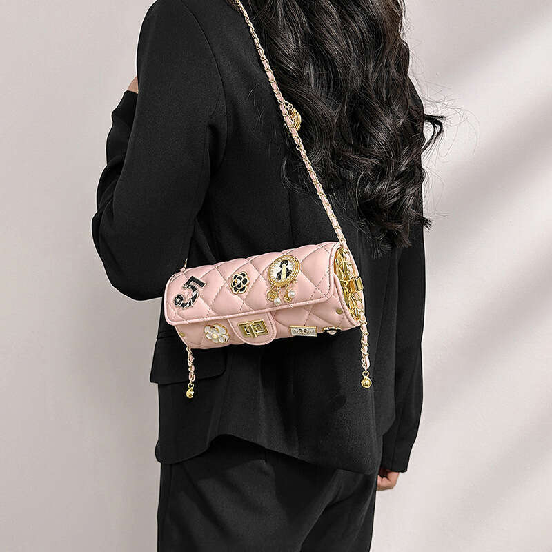Internet celebrity trendy cool bag for women, niche design badge, crossbody cydrical high-end feeg chain shoulder bag, 2024 new casual fashion trend c