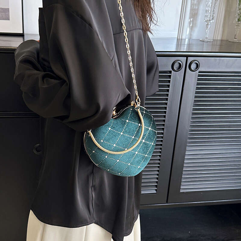 Unique small bag for women, super popular hand-held heart-shaped niche single shoulder crossbody chain bag, 2024 new casual versatile fashion clothing