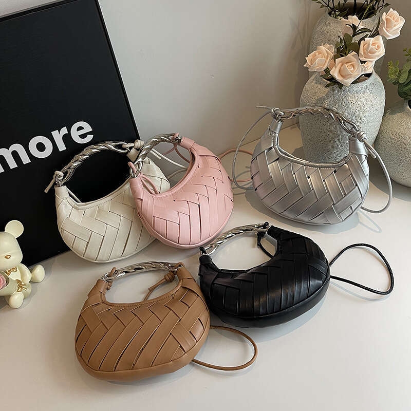 New bag for women, high-end texture, commuter crossbody versatile handbag, internet celebrity, niche saddle bag, 2024 new style, chic and elegant clot