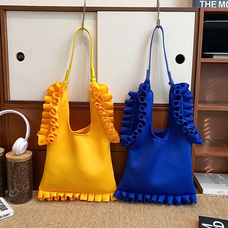 Small niche design, casual large capacity single shoulder armpit commuting bag, women's Instagram style pleated skirt handbag, 2024 new style, ch