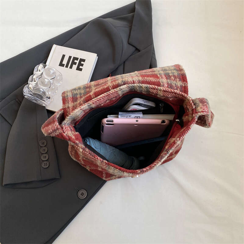 Small niche high-end handbag for women, trendy internet celebrity plaid commuting armpit Korean version artistic single shoulder crossbody bag, 2024 n