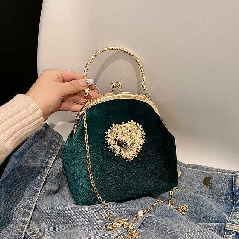 New niche design hand-held shoulder for women, retro Baroque style evening wear, banquet bag mouth, red envelope, 2024 new casual fashion trend clothi