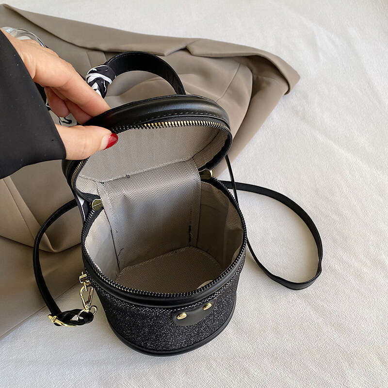 French high-end women's atmospheric cydrical handbag, niche texture commuting shoulder crossbody bag, 2024 new casual versatile fashion clothing