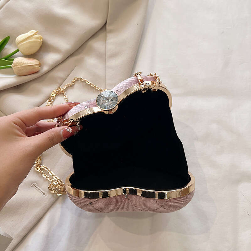 Unique small bag for women, super popular hand-held heart-shaped niche single shoulder crossbody chain bag, 2024 new casual versatile fashion clothing