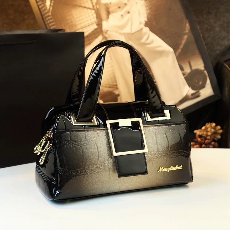 Fashion Womens Handbag Shoulder Messenger Middle aged Leather Womens Handbag Pattern Portable Boston Bag 241212