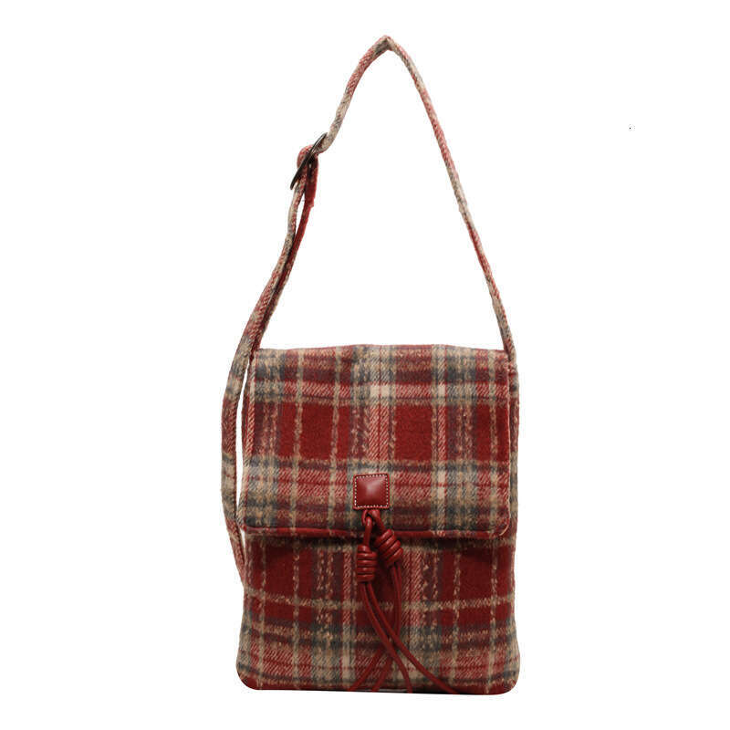 Small niche high-end handbag for women, trendy internet celebrity plaid commuting armpit Korean version artistic single shoulder crossbody bag, 2024 n