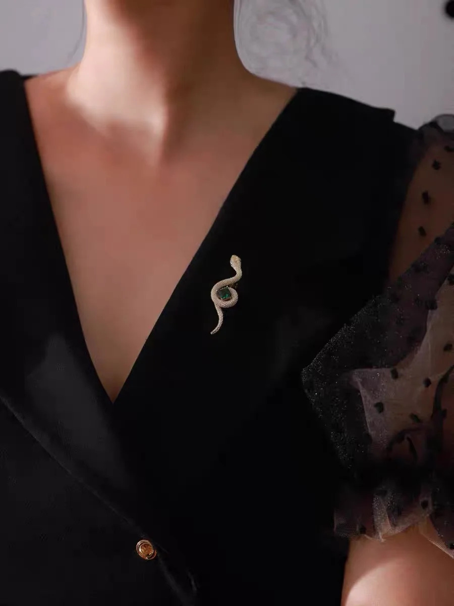 2color green purple crystal snake brooch alloy animal lapel pin womens party casual badge jewelry 241210
