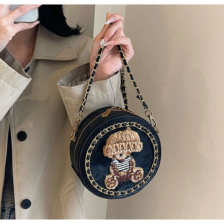 Niche high-end chain crossbody bag for women, small round cute and personalized shoulder bag, 2024 temperament versatile new trend clothing ins