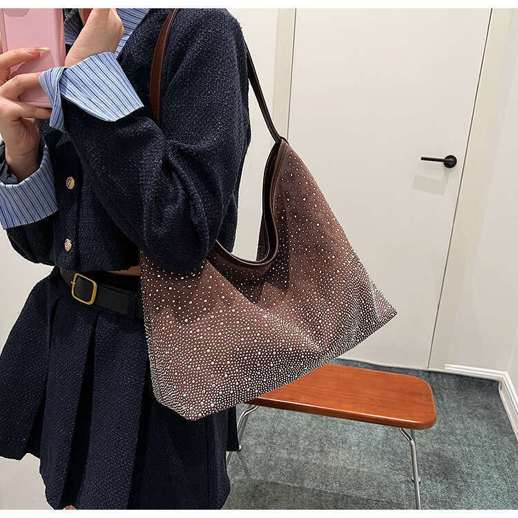 Small niche studded bright dia commuting shoulder bag, style versatile, large capacity spicy girl handbag, 2024 versatile style, new trendy clothing i