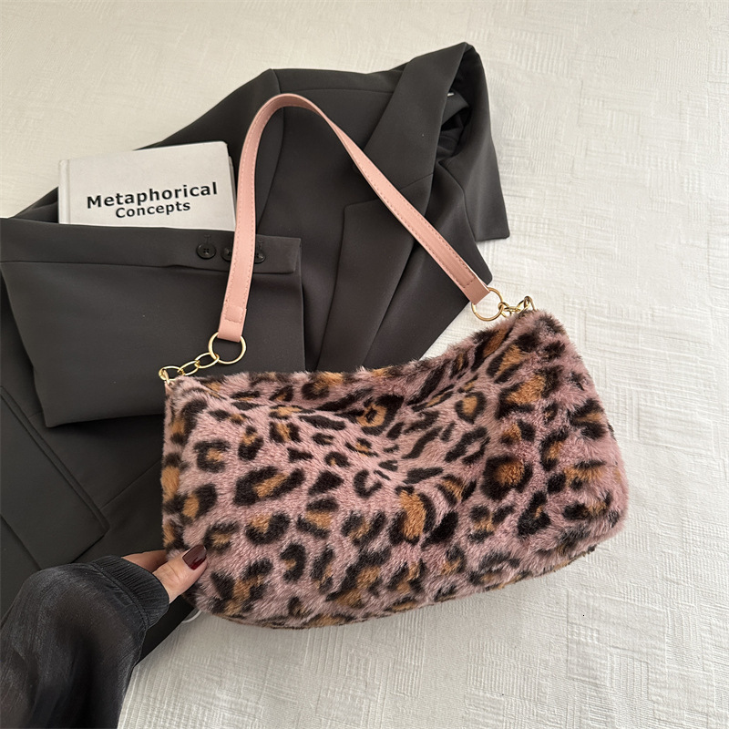 Minimalist Large Capacity 2024 New Trendy and Fashionable Leopard Pattern Tote Atmospheric Plush Shoulder Women's Bag