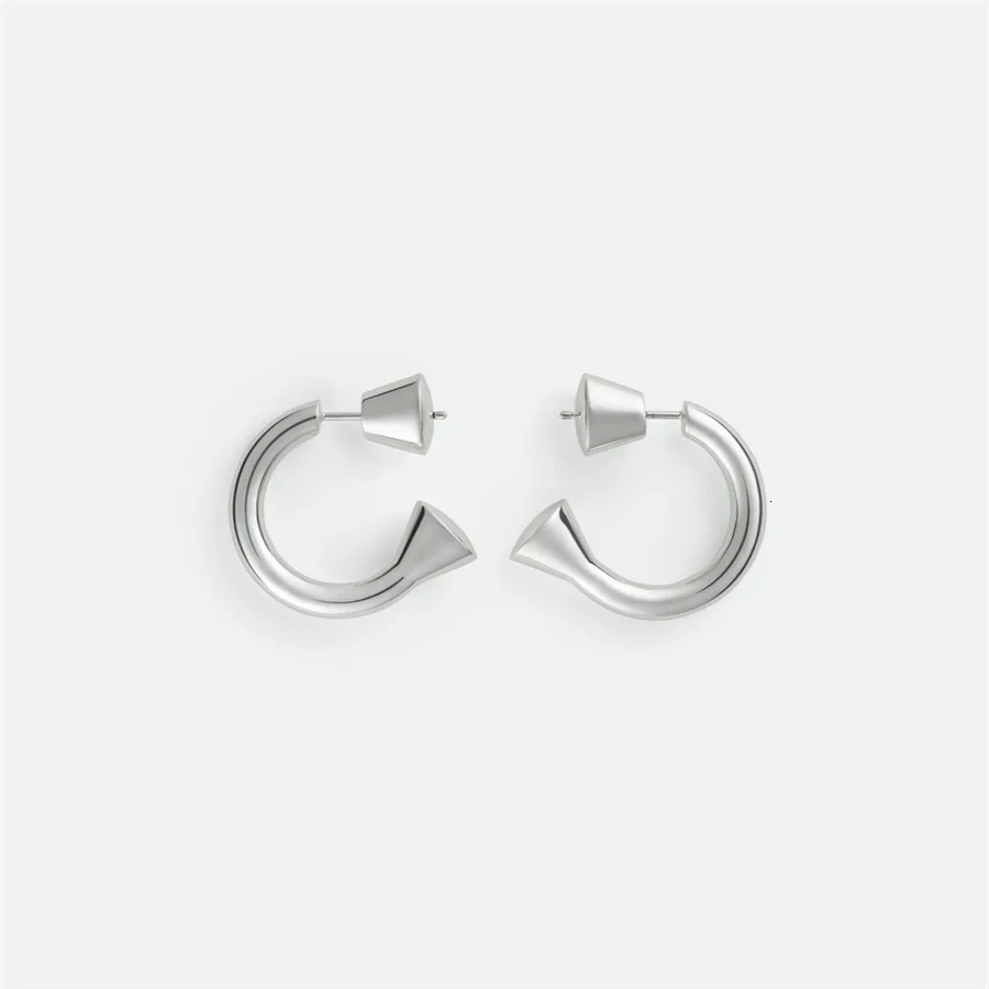 Vintage Fashion Metal Ring Earrings for Women Niche Trend Light High-end Top Banquet Accessories Jewelry Gifts 241214