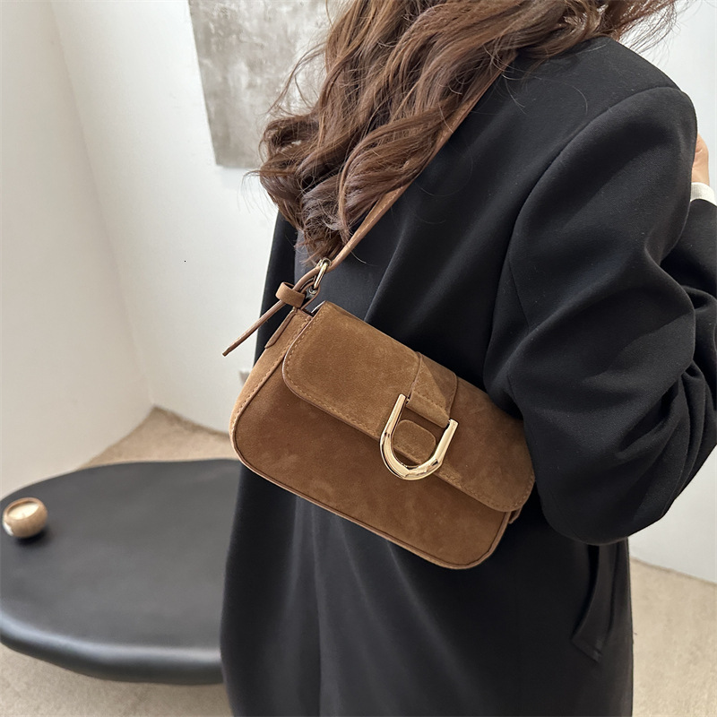 New Women s Korean Edition Retro Burial Horseshoe Buckle Portable Underarm Shoulder Crossbody Bag Designer Shoulder Bag bag