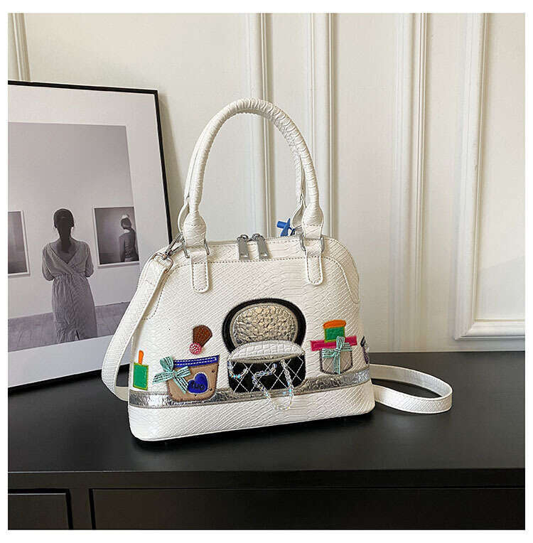 Unique niche women's European American retro patchwork embroidery handbag, high-end sense, single shoulder crossbody shell bag, 2024 new style, c