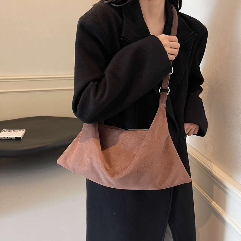 Small niche design single shoulder crossbody for women retro high-end feeg large capacity commuting dumpg bag 2024 new casual versatile fashion clothi