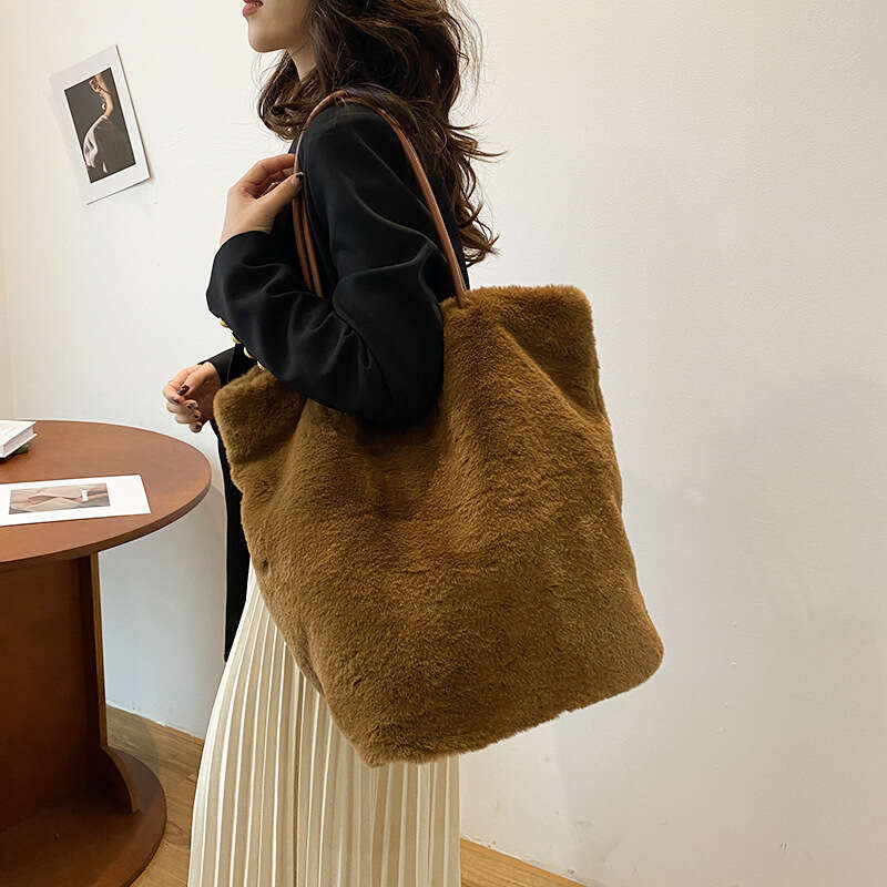 Plush Bag for Women with High Texture and Large Capacity Commuting Fury Underarm One Shoulder Tote Bag, 2024 Style Versatile New Trendy Clothing Ins