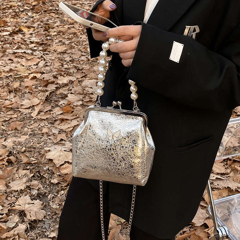 Pearl chain crossbody women's stylish single shoulder small square internet famous hand-held dinner bag, 2024 new casual versatile fashion clothi