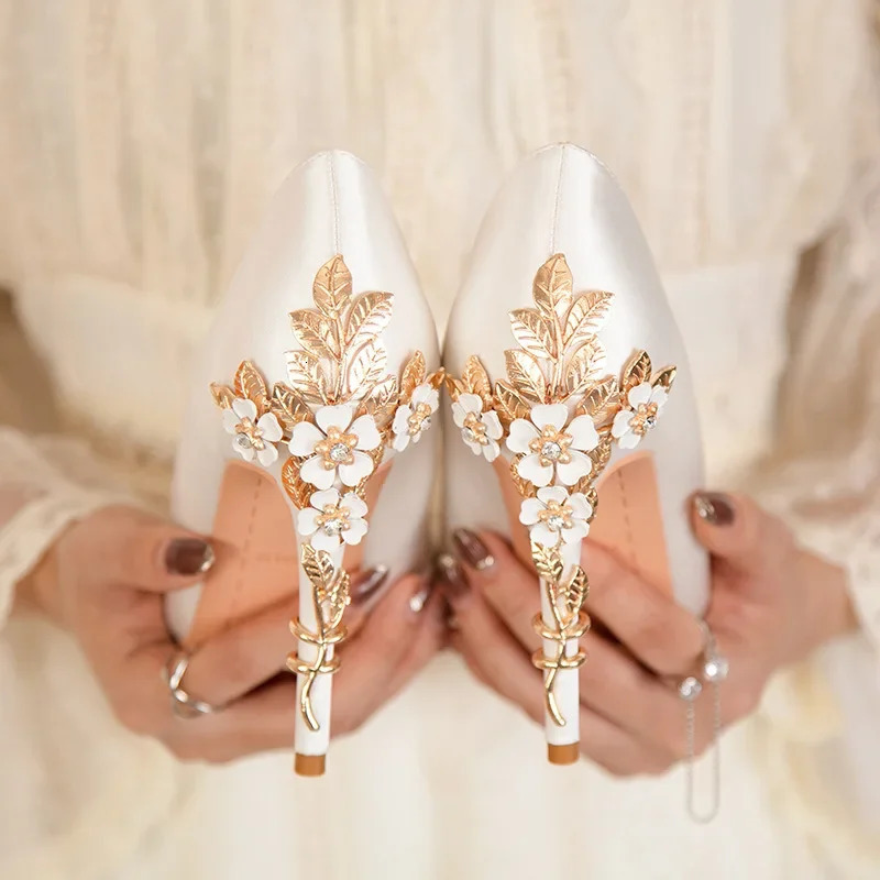 Womens Metal Flowers Stiletto High-heel Shoes Female Light Sexy Fashion Wedding Shoes Pointed Toe Satin Single Shoes 241213