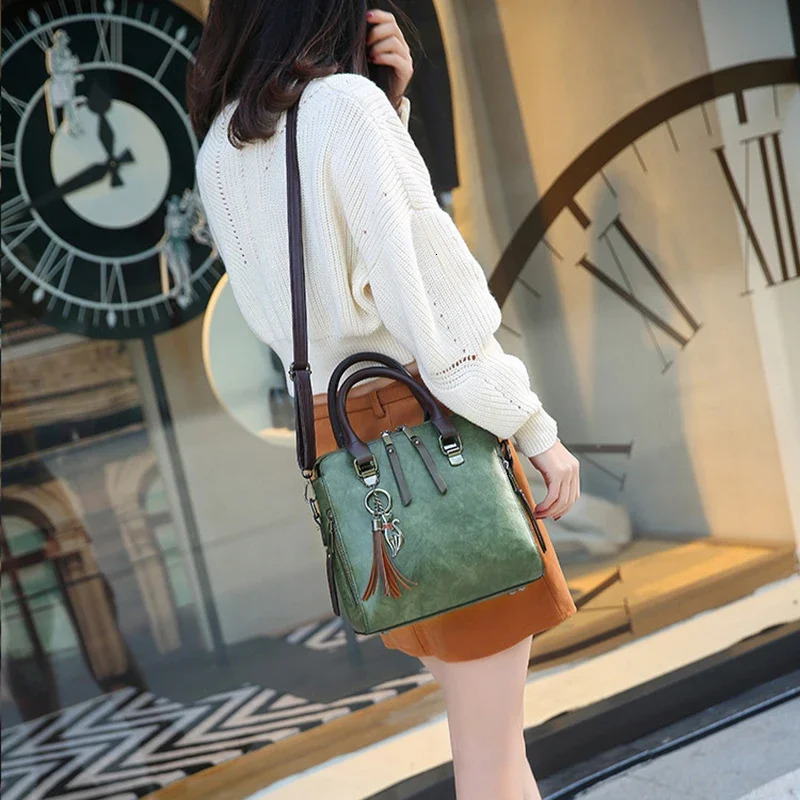 Retro womens PU leather handbag womens messenger bag Tassel er cross body shoulder bag Boston handbag 241212